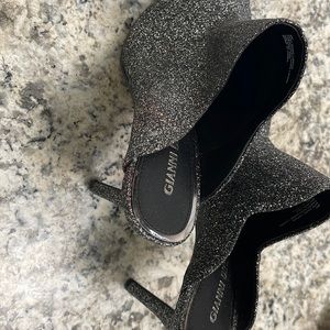 Excellent condition. Tried on but never worn